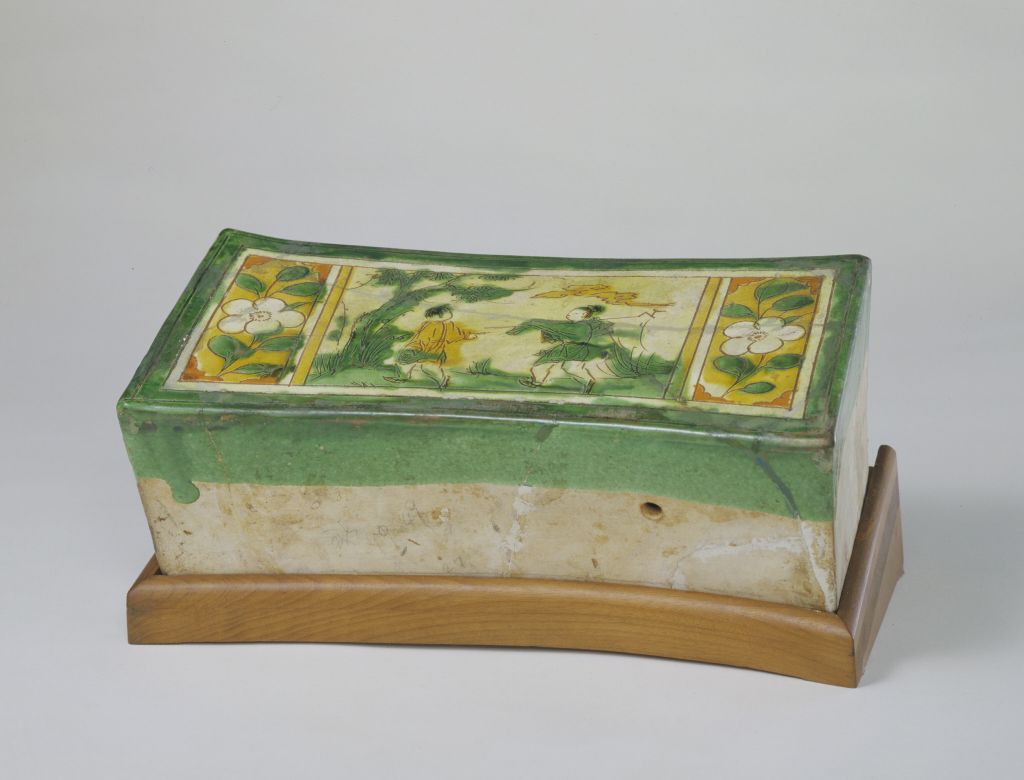 图片[1]-Green glazed tri-color carved figure pattern rectangular pillow-China Archive